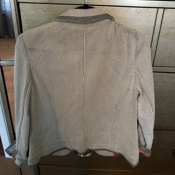 Ann Taylor Blazer. Re-poshing. It was too small when I got it. - Picture 2 of 2